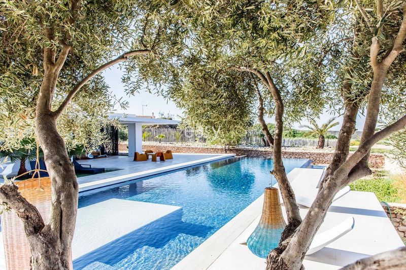 Scenic decorative elements set up specifically for Moroccan-themed photo shoots and photography sessions